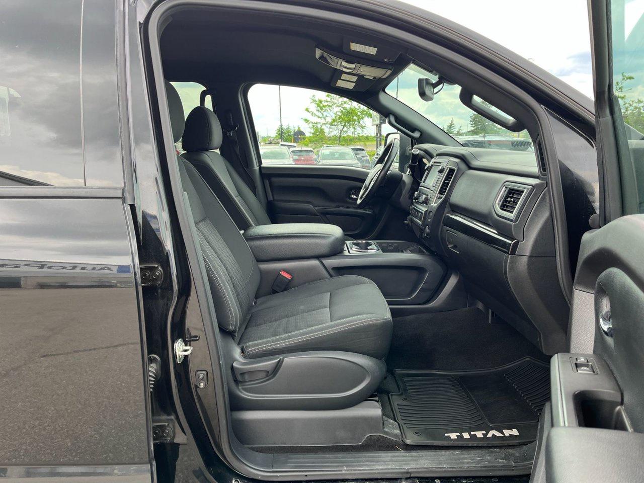 2019 Nissan Titan 4x4 Crew Cab SV Midnight Edition Photo
