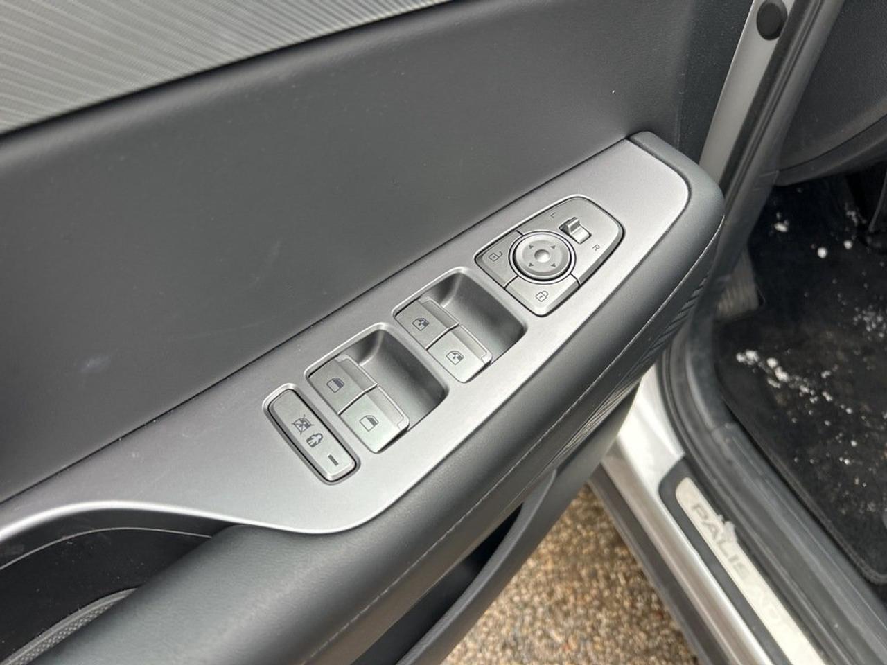 2025 Hyundai PALISADE Urban 7 Passenger Photo
