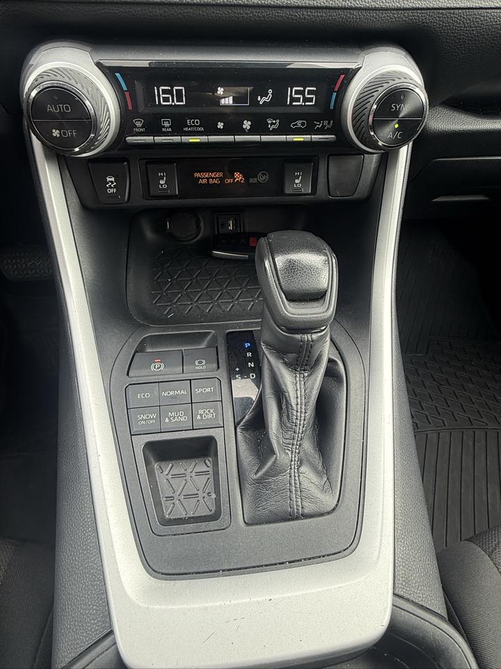 2021 Toyota RAV4 LE Photo