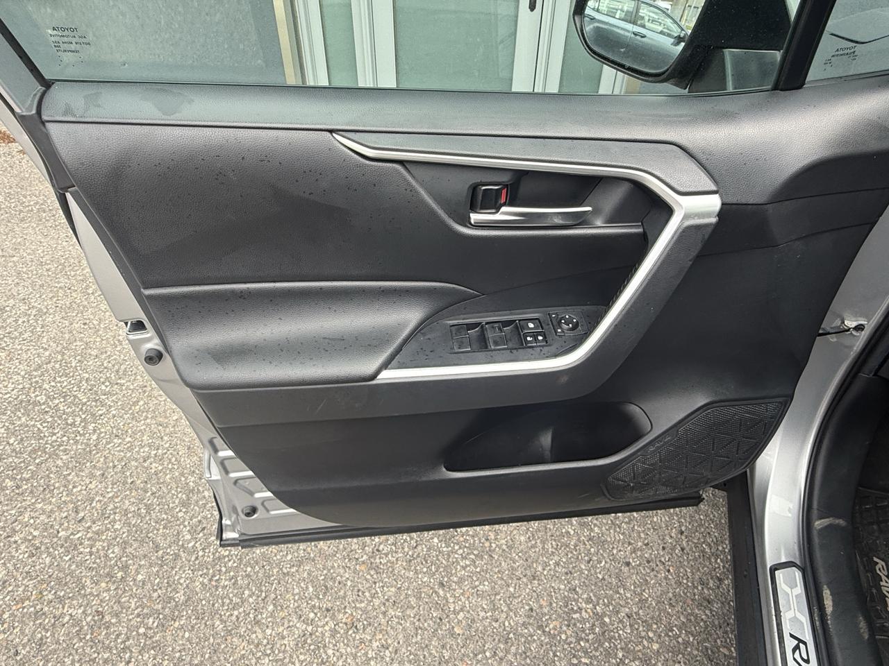 2021 Toyota RAV4 LE Photo