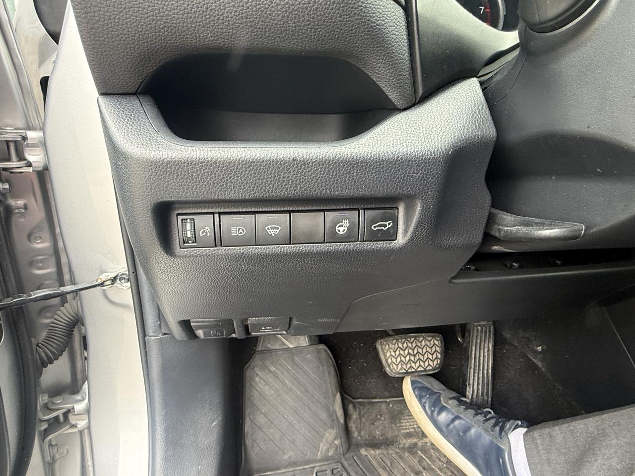 2021 Toyota RAV4 LE Photo