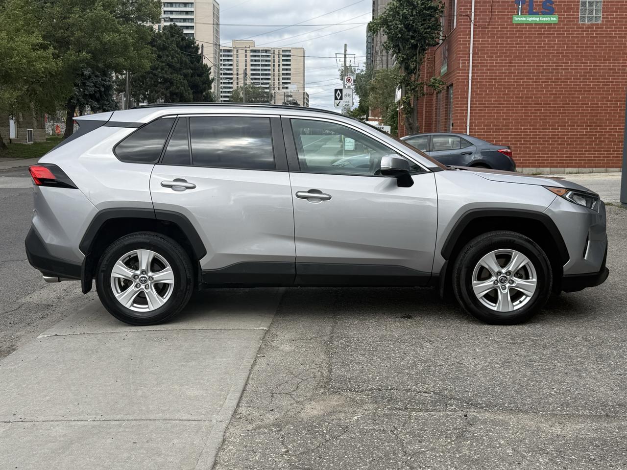 2021 Toyota RAV4 LE Photo