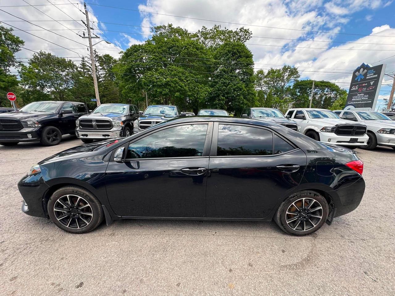 2017 Toyota Corolla 4dr Sdn Man Se Photo3