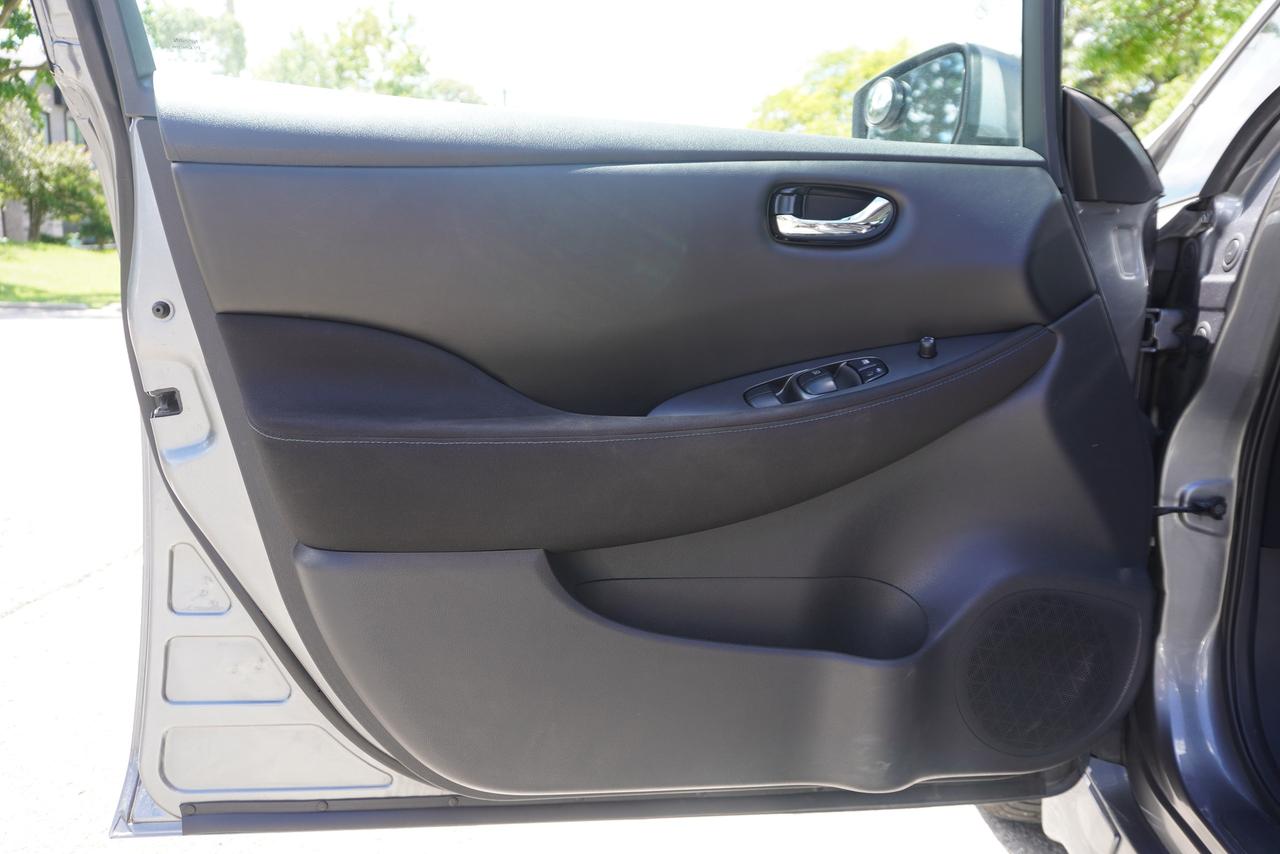2018 Nissan Leaf ACCIDENT FREE / EFFICIENT / SMART & ECO FRIENDLY ⚡ Photo