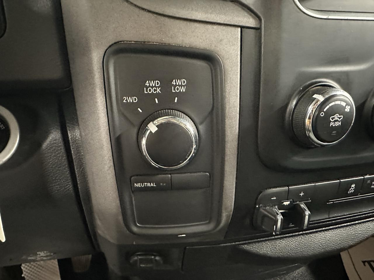 2016 RAM 3500 4WD Reg Cab 140.5" ST Photo31