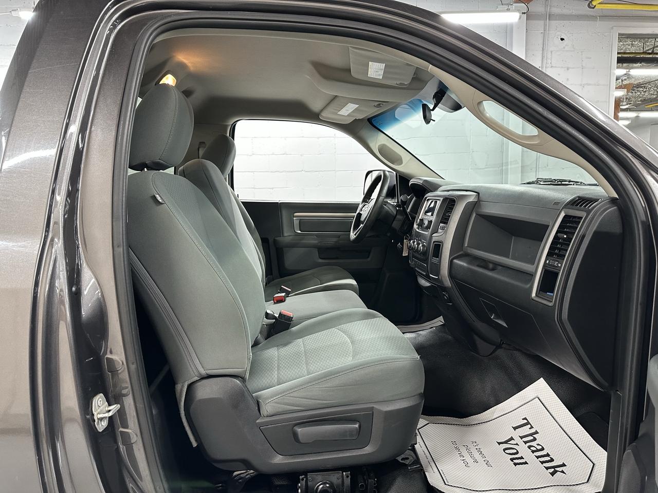 2016 RAM 3500 4WD Reg Cab 140.5" ST Photo8