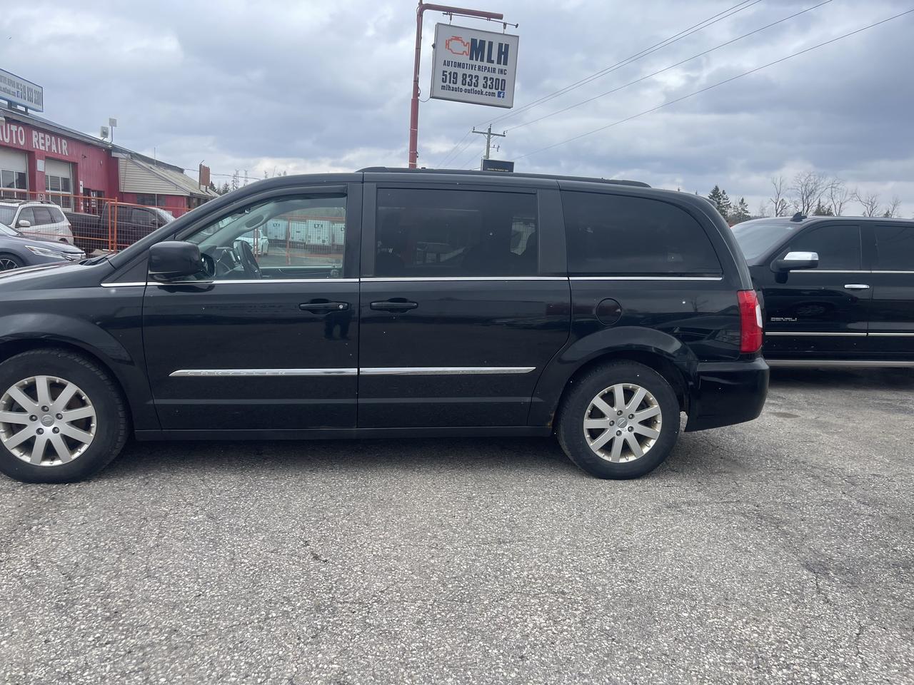 2013 Chrysler Town & Country TOURING Photo2