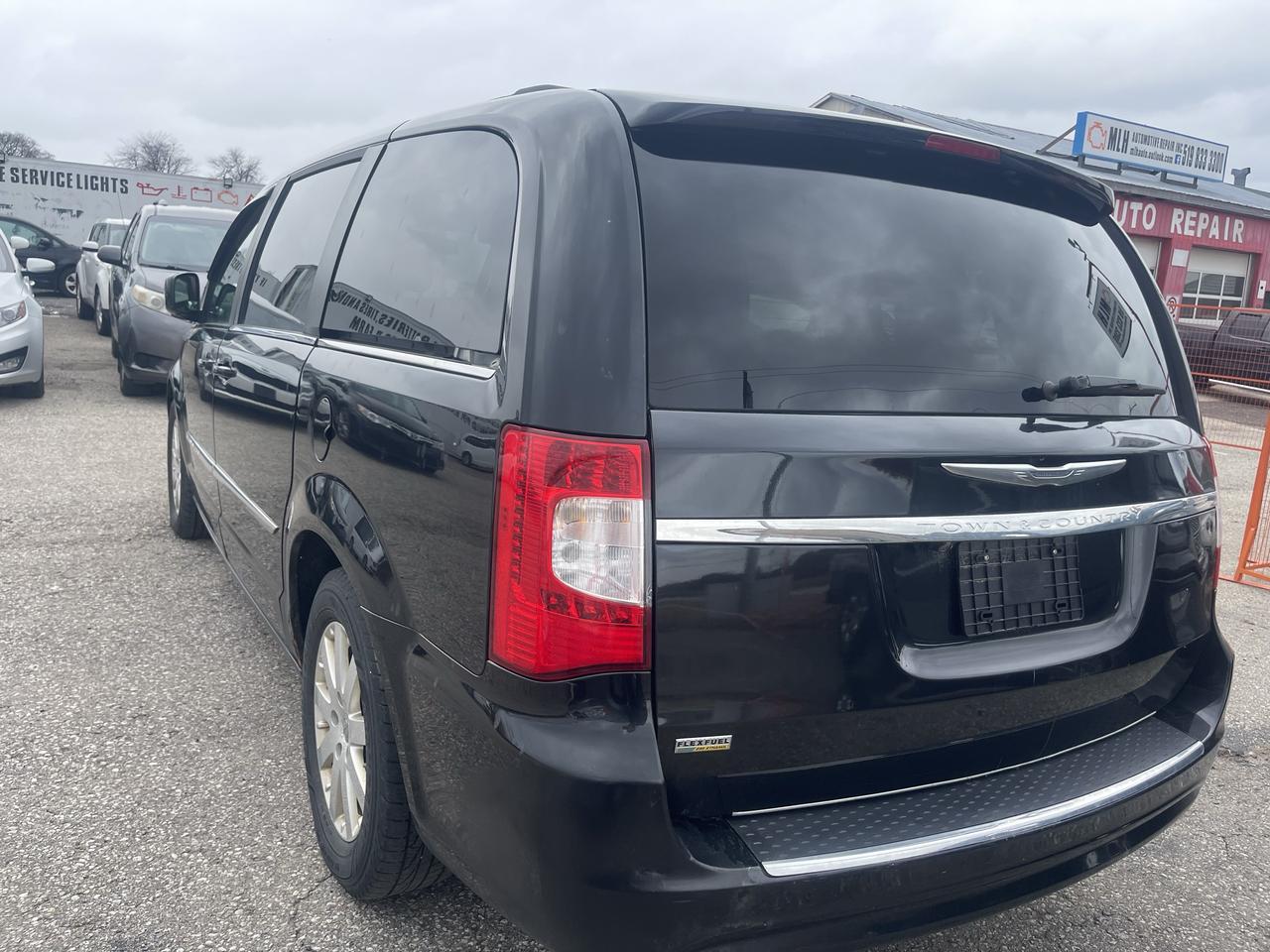 2013 Chrysler Town & Country TOURING Photo