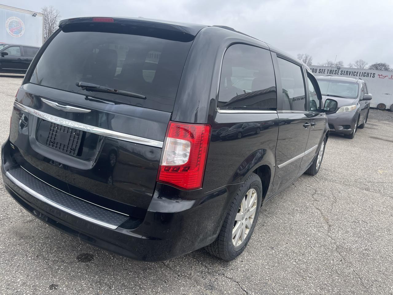 2013 Chrysler Town & Country TOURING Photo