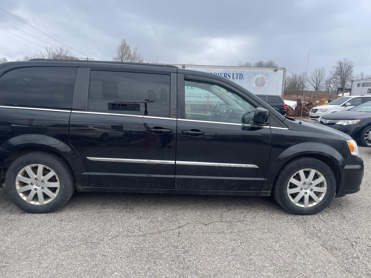 2013 Chrysler Town & Country TOURING Photo