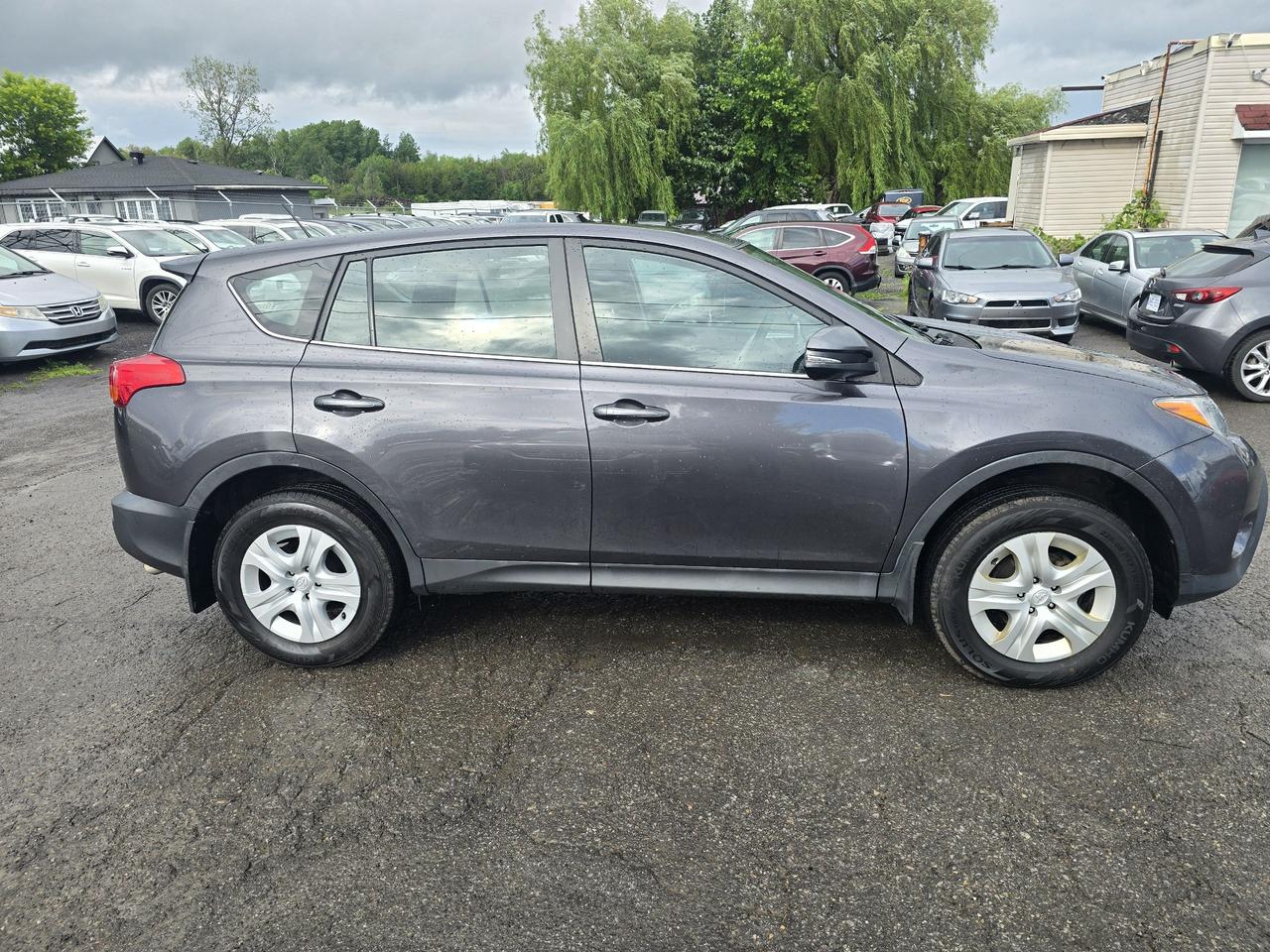 2015 Toyota RAV4 LE Photo2