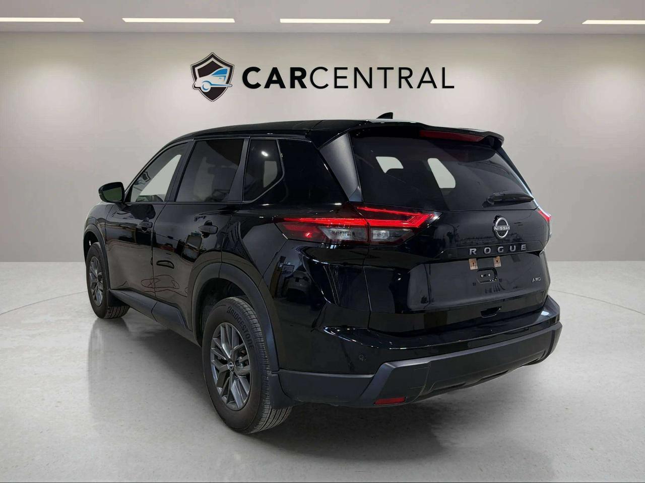 2024 Nissan Rogue S AWD | CLEAN CARFAX| STARTER| CARPLAY|  HTD SEATS Photo2