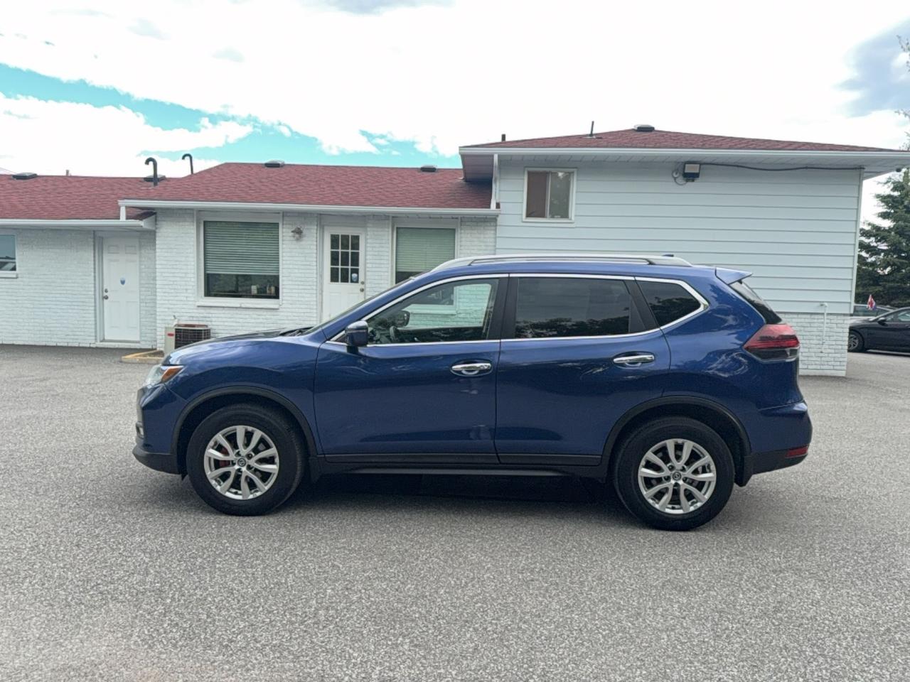 2018 Nissan Rogue SV - AWD - HEATED SEATS - APPLE CARPLAY-ANDROID AUTO Photo1