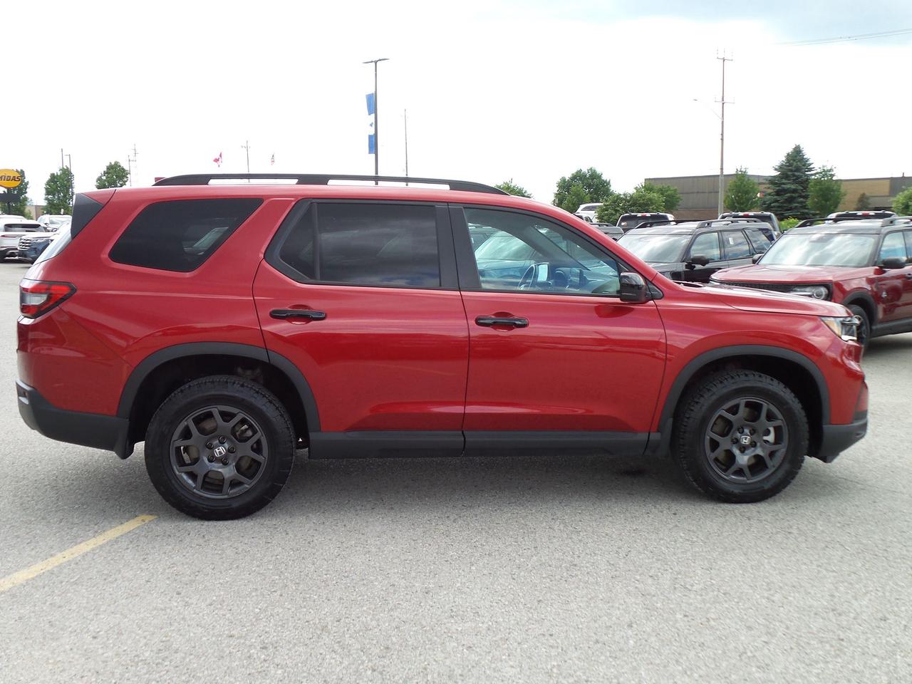 2023 Honda Pilot TRAILSPORT, 3.5L, LEATHER, ROOF, 7-PASS, TOW PACK! Photo3