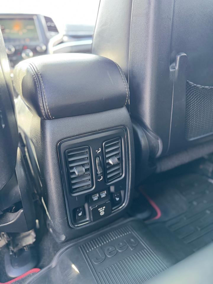 2014 Jeep Grand Cherokee Overland Photo