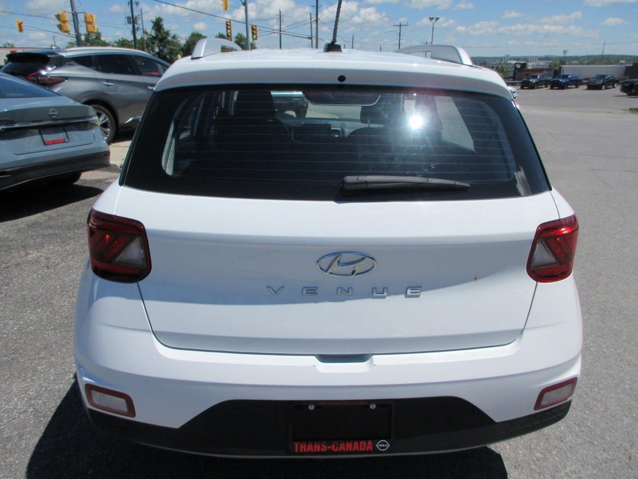 2023 Hyundai Venue PREFERRED Photo3
