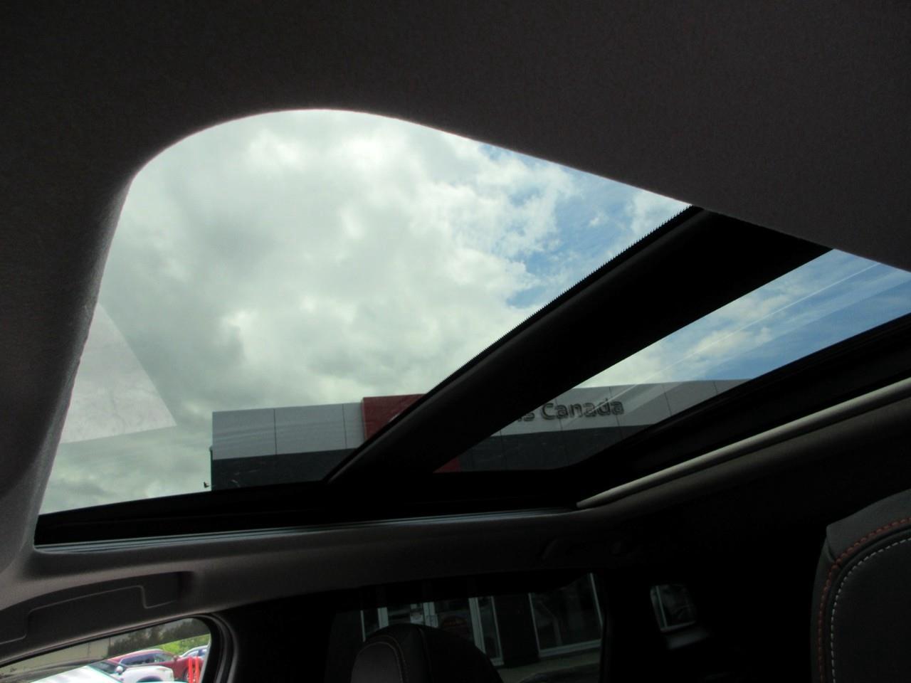 2025 Nissan Kicks SR Photo