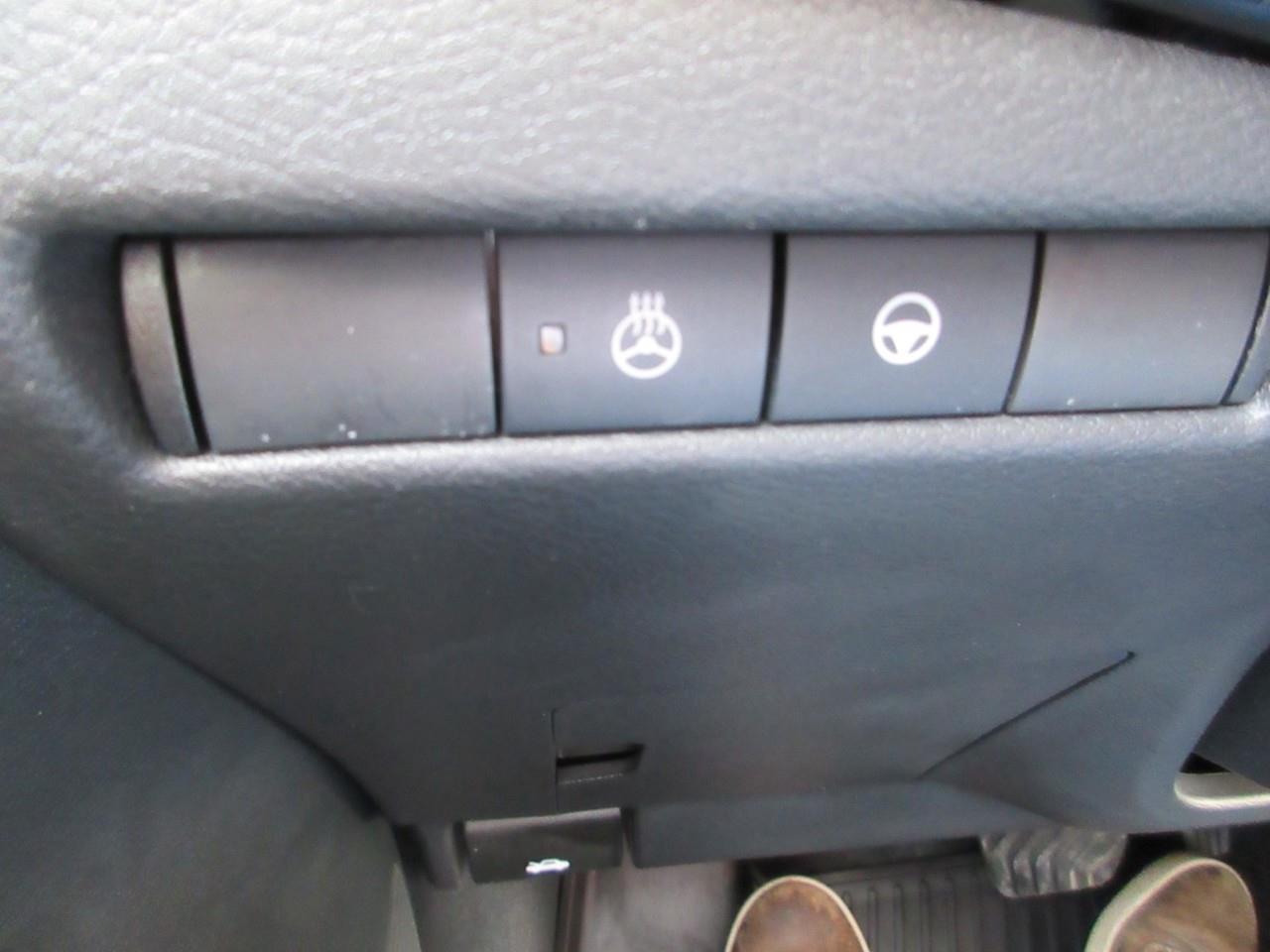 2025 Nissan Kicks SR Photo