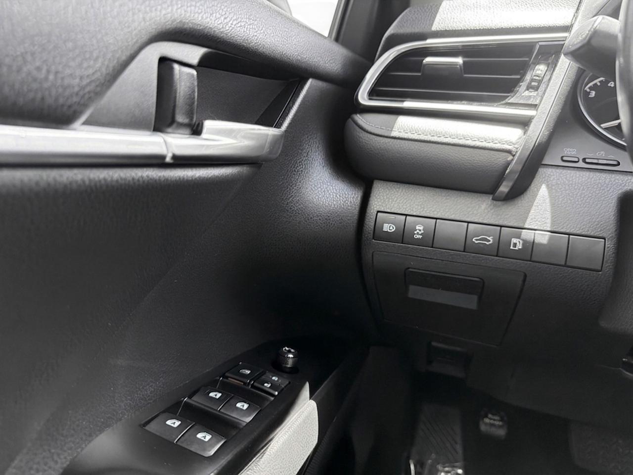 2018 Toyota Camry SE Auto Photo