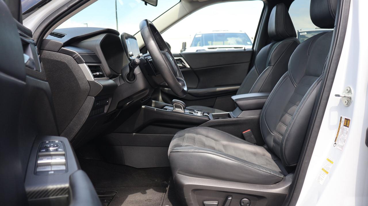 2022 Mitsubishi Outlander | Four-Wheel Drive | Panoramic Sunroof Photo