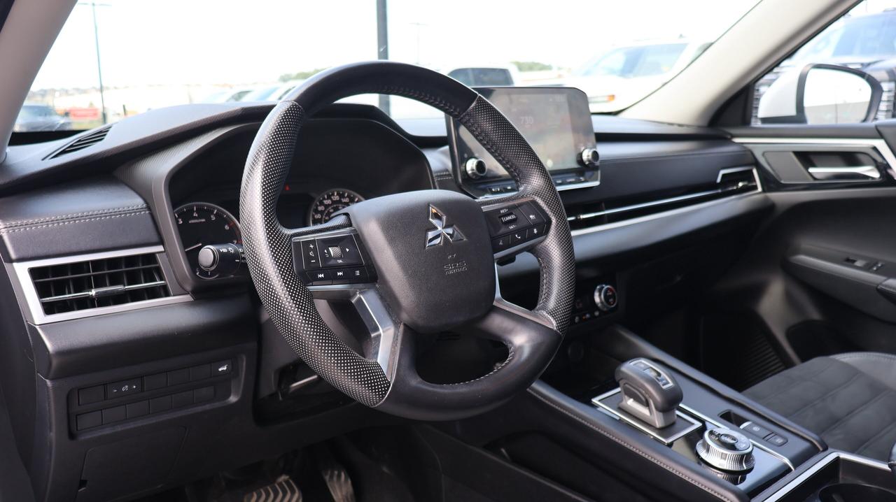 2022 Mitsubishi Outlander | Four-Wheel Drive | Panoramic Sunroof Photo