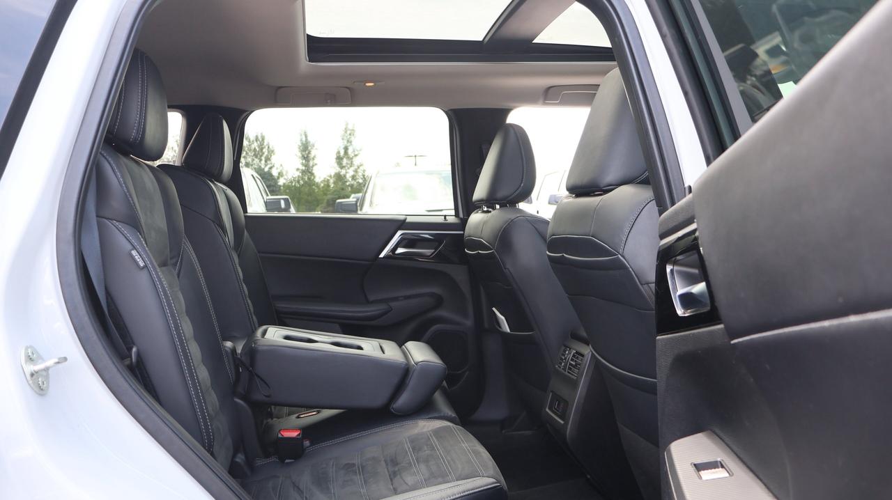 2022 Mitsubishi Outlander | Four-Wheel Drive | Panoramic Sunroof Photo