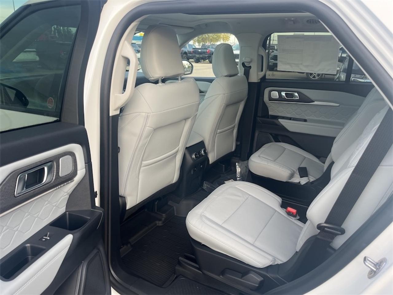 2026 Ford Explorer Platinum  - Leather Package Photo5