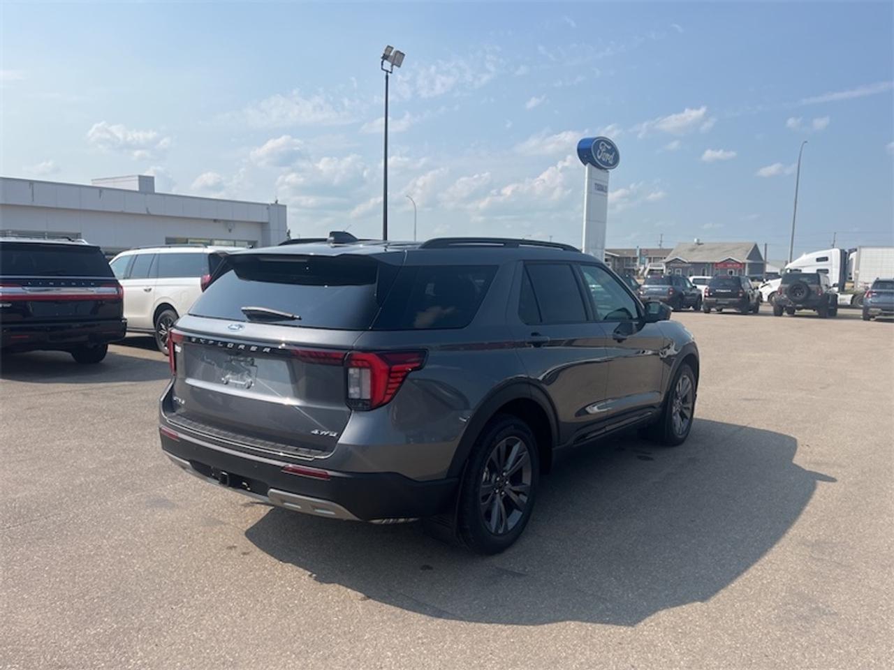 2026 Ford Explorer Active Photo5