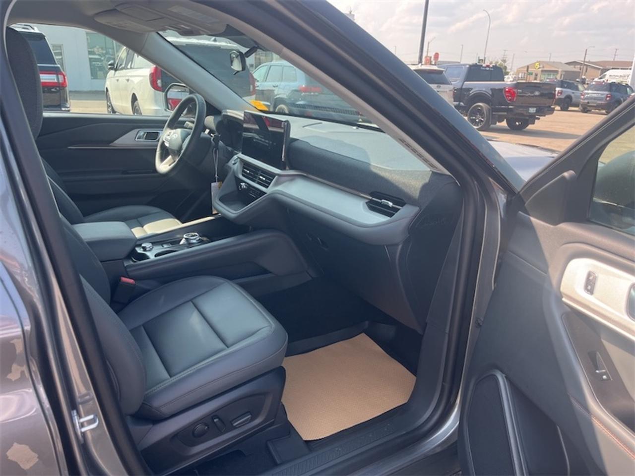 2026 Ford Explorer Active Photo5