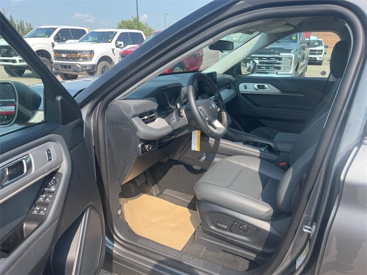 2026 Ford Explorer Active Photo5