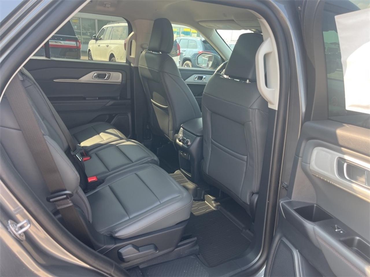 2026 Ford Explorer Active Photo5