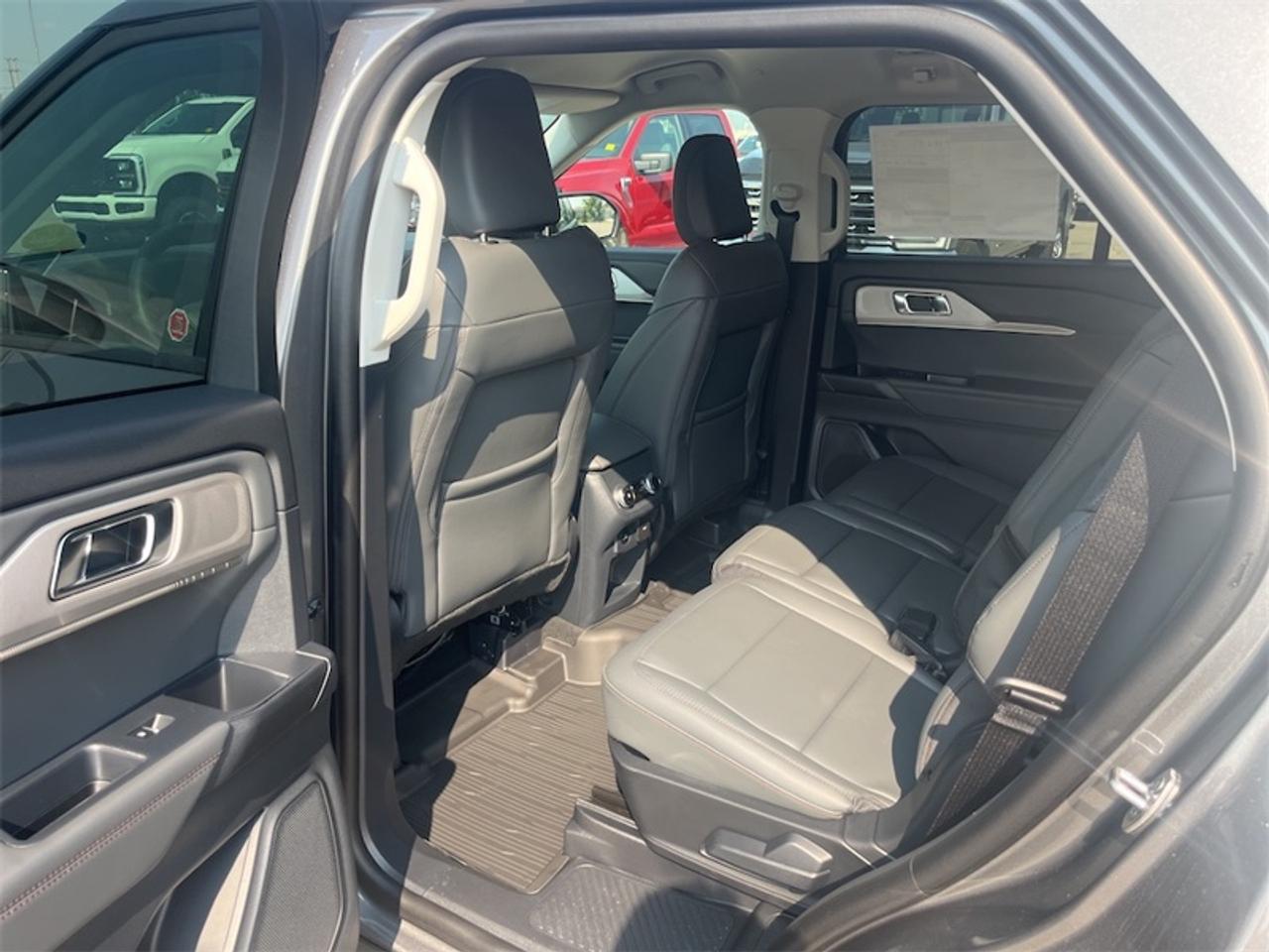 2026 Ford Explorer Active Photo5