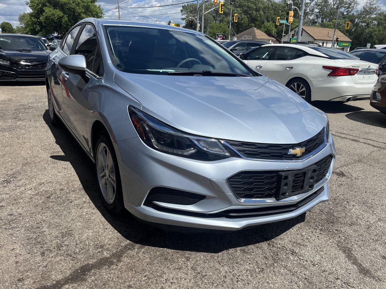 2017 Chevrolet Cruze LT Photo2