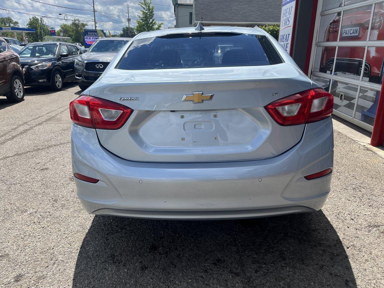 2017 Chevrolet Cruze LT Photo4