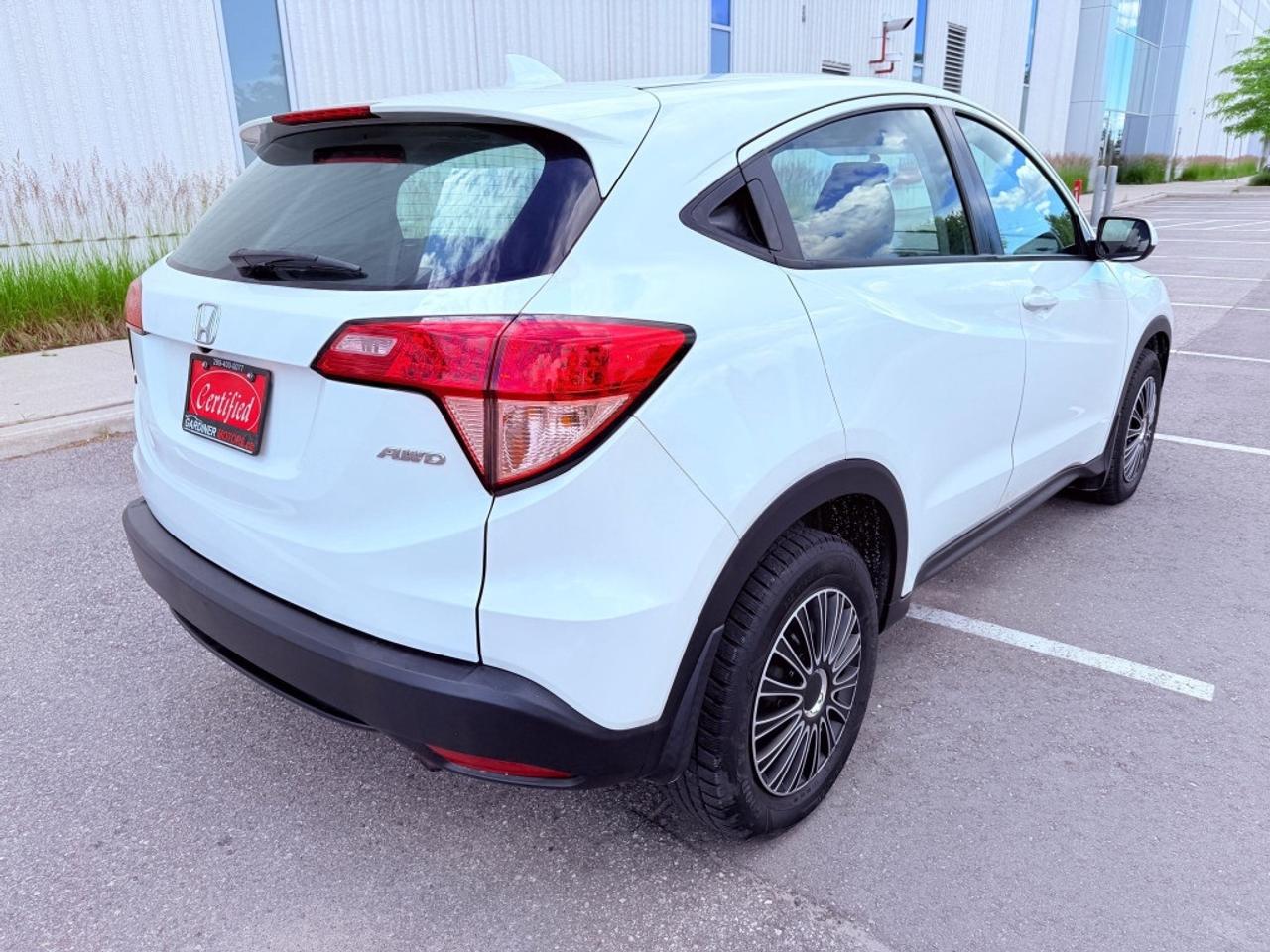 2017 Honda HR-V LX 4dr All-Wheel Drive CVT Photo4