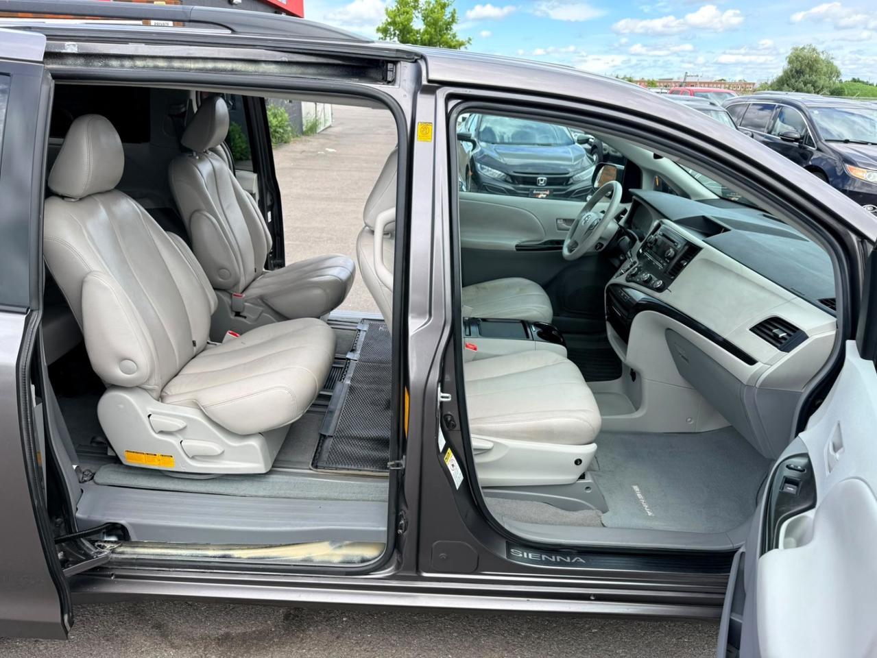2011 Toyota Sienna 5DR V6 LE 7-PASS AWD Photo3