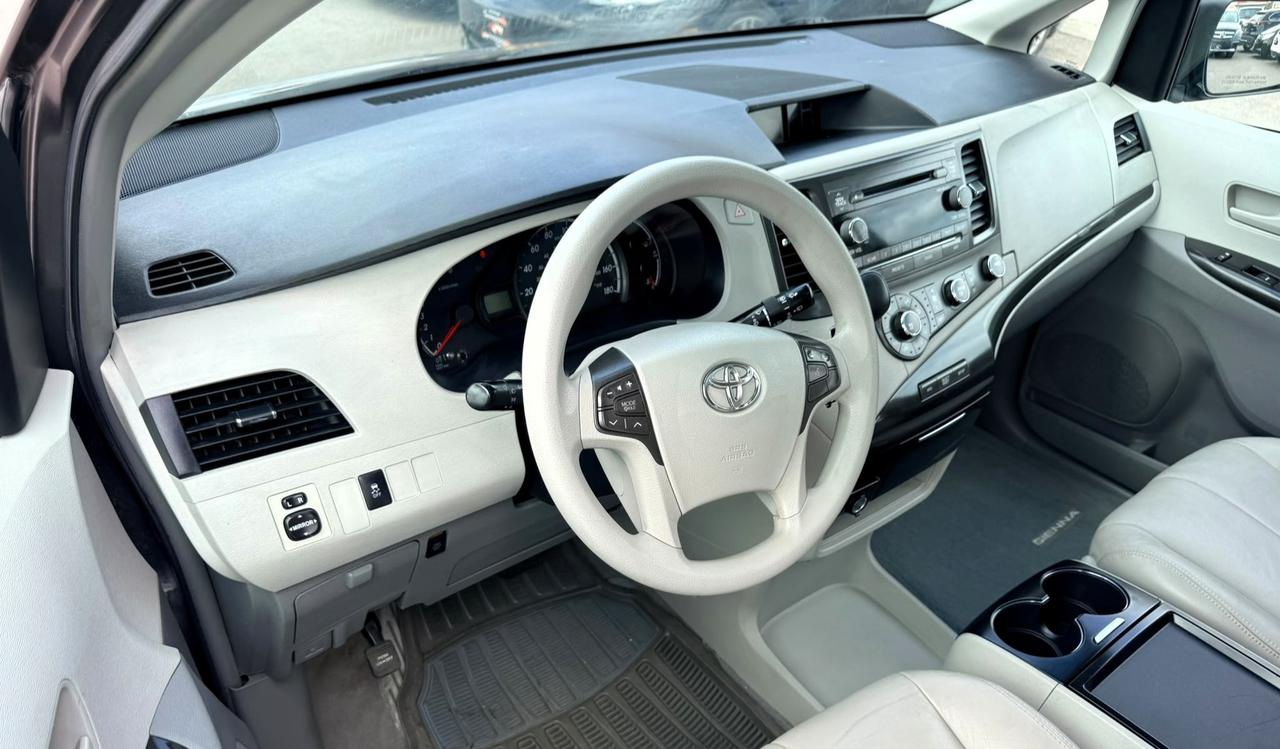 2011 Toyota Sienna 5DR V6 LE 7-PASS AWD Photo