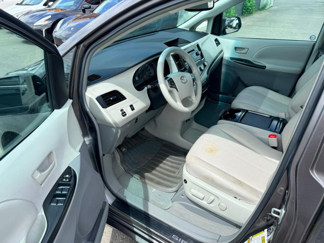2011 Toyota Sienna 5DR V6 LE 7-PASS AWD Photo