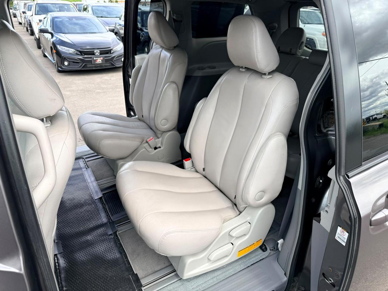 2011 Toyota Sienna 5DR V6 LE 7-PASS AWD Photo