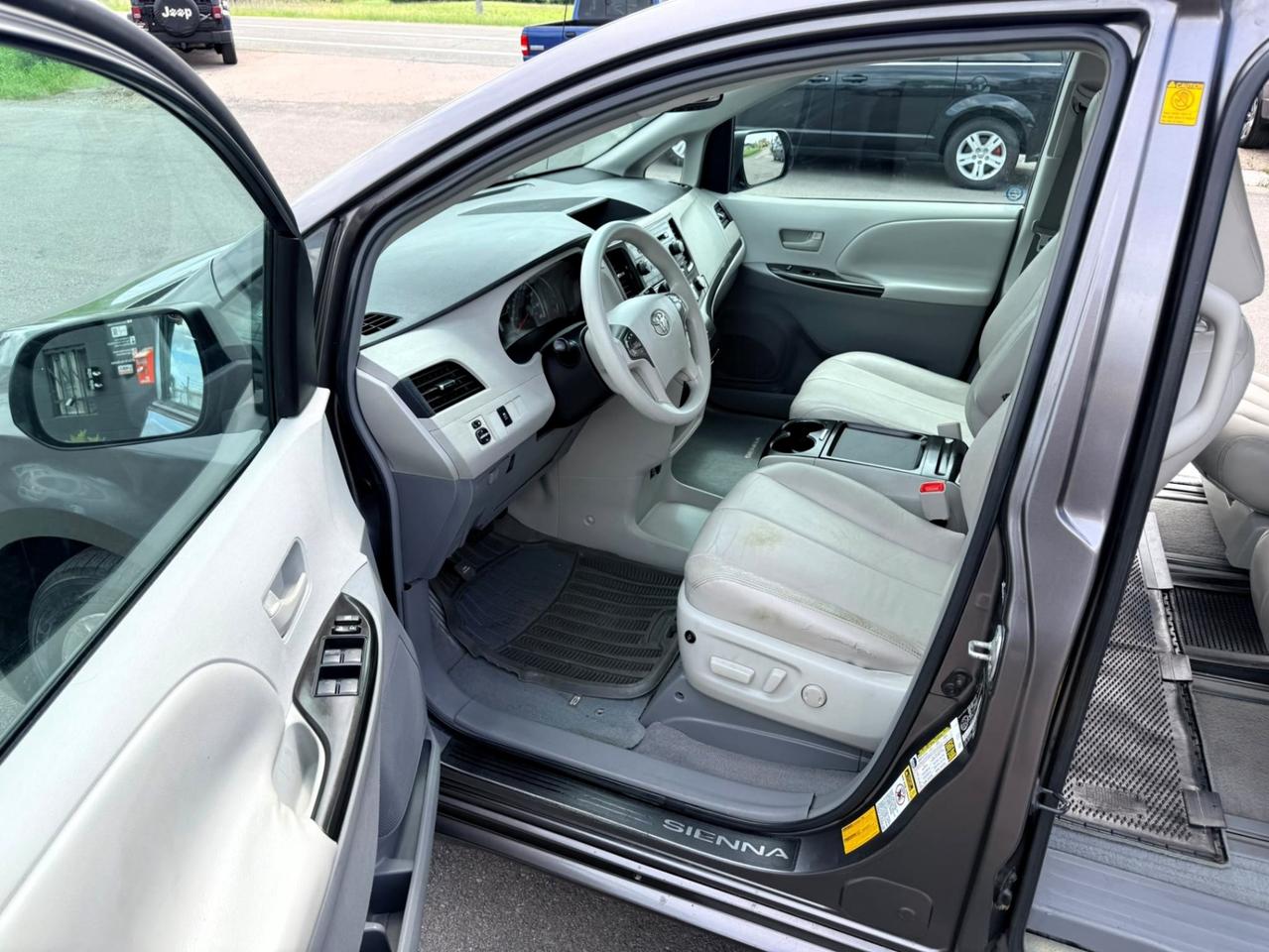 2011 Toyota Sienna 5DR V6 LE 7-PASS AWD Photo