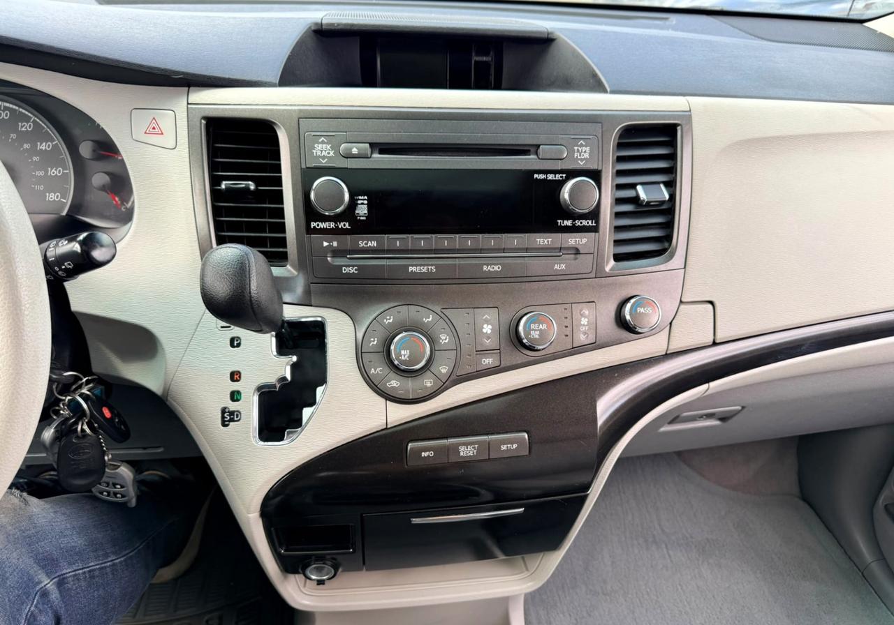 2011 Toyota Sienna 5DR V6 LE 7-PASS AWD Photo