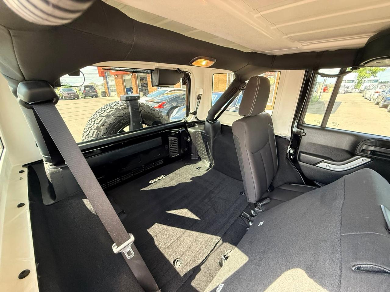2015 Jeep Wrangler Unlimited Sahara Photo2