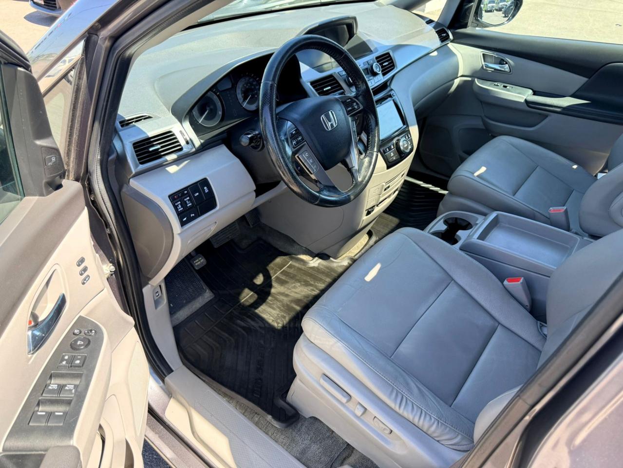 2015 Honda Odyssey 4DR WGN TOURING W/RES & NAVI Photo