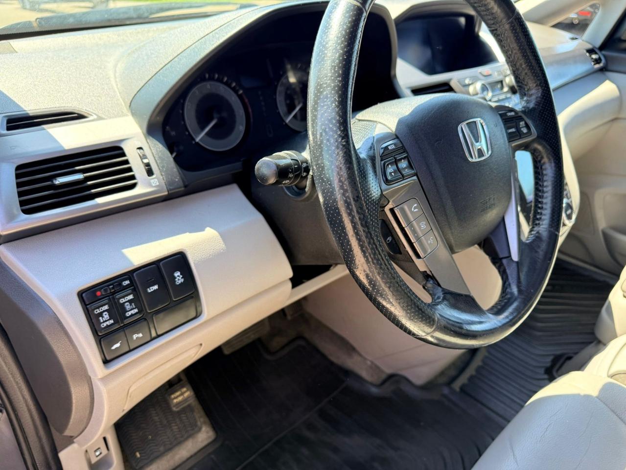 2015 Honda Odyssey 4DR WGN TOURING W/RES & NAVI Photo