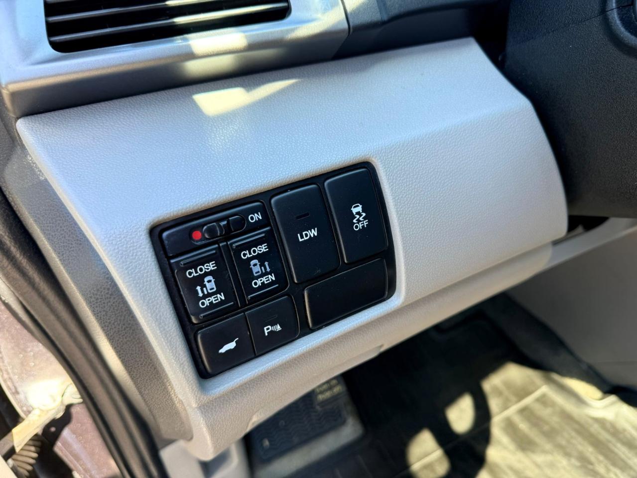2015 Honda Odyssey 4DR WGN TOURING W/RES & NAVI Photo
