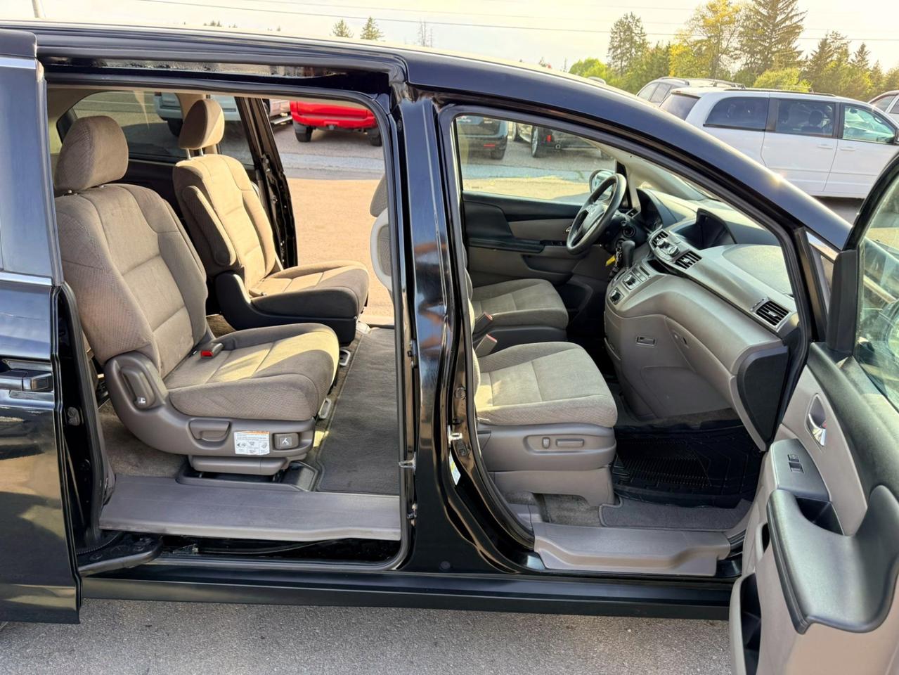 2014 Honda Odyssey LX Photo3