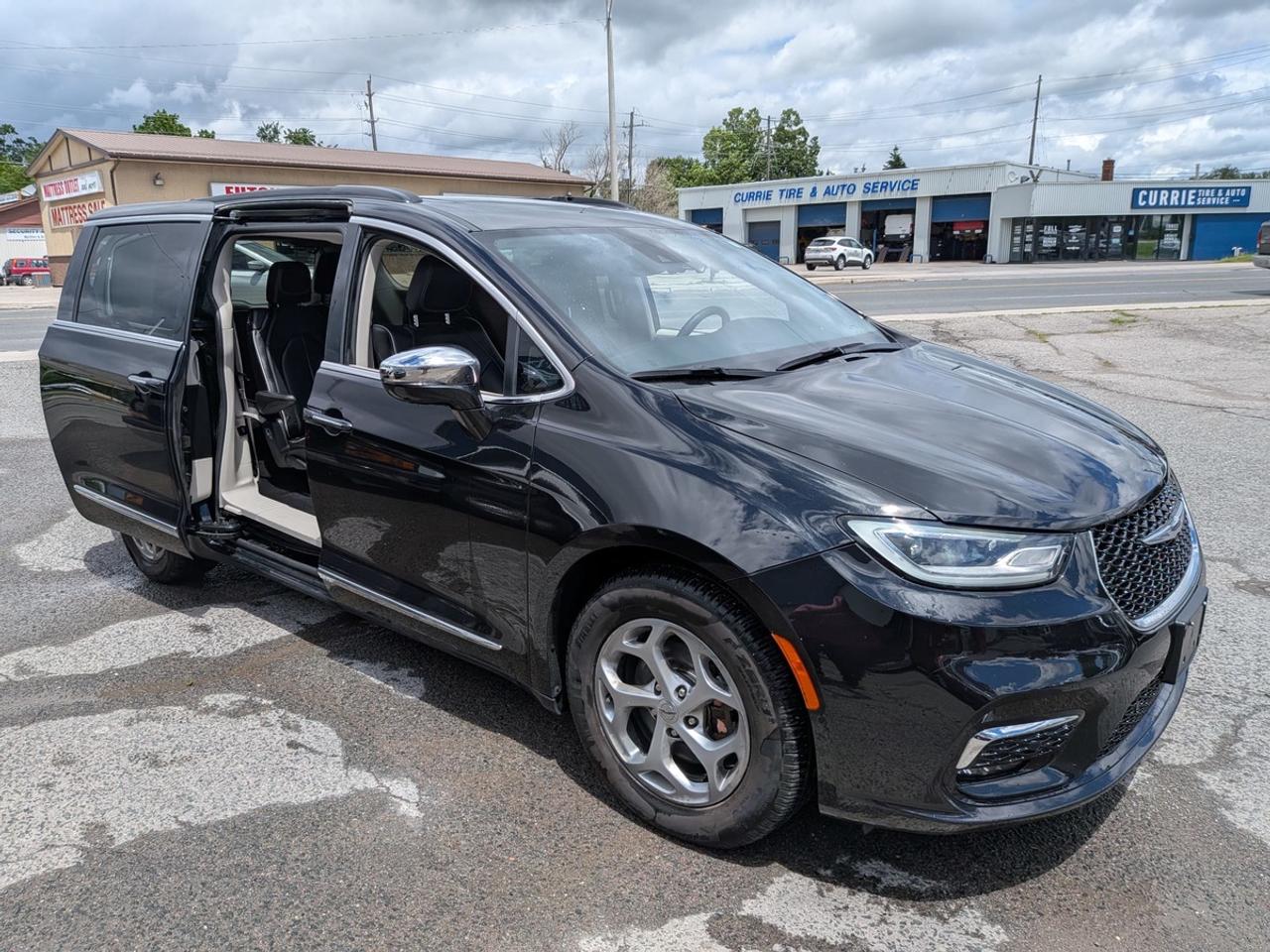 2022 Chrysler Pacifica Limited Photo3