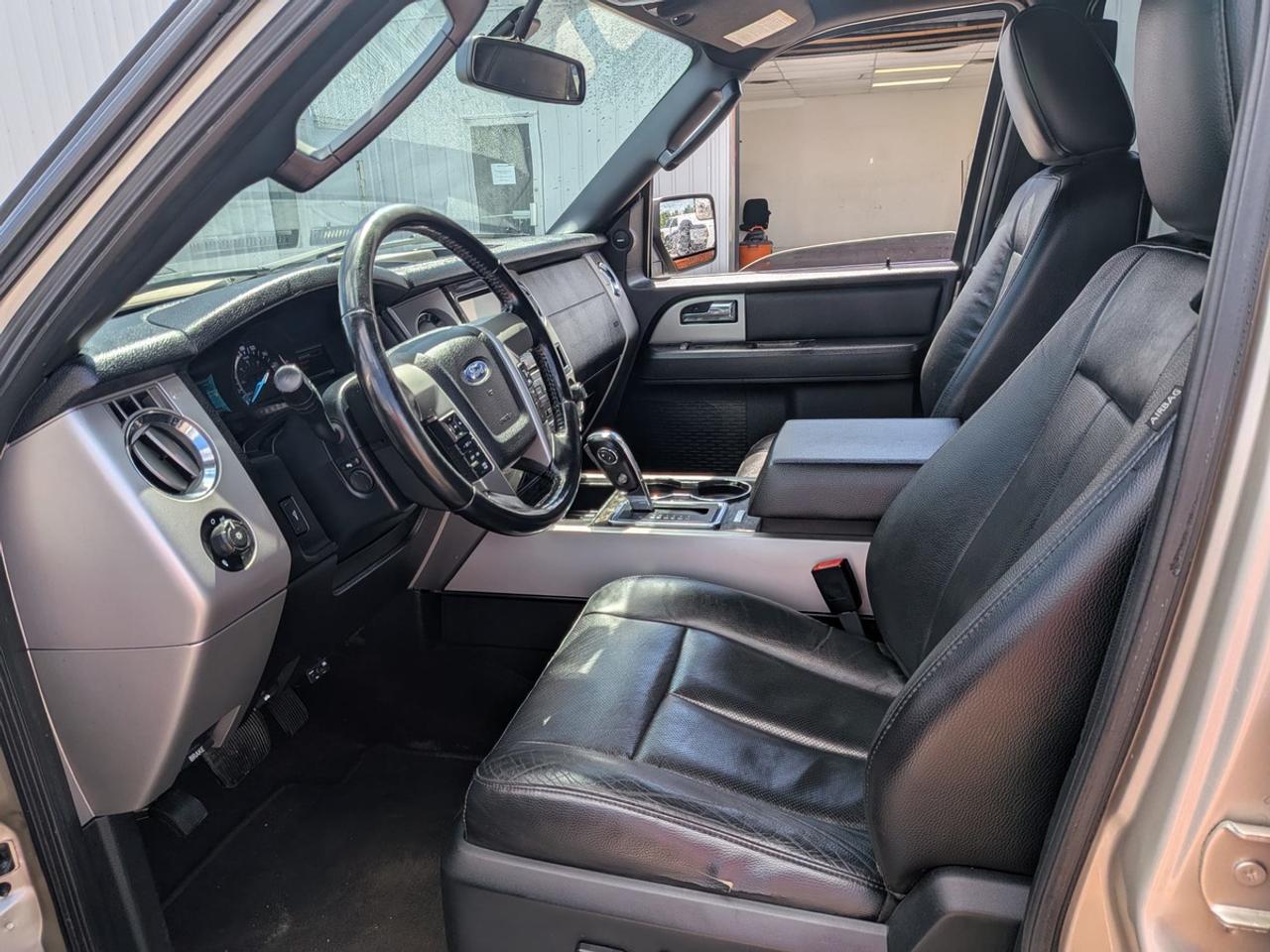 2017 Ford Expedition Limited  Photo