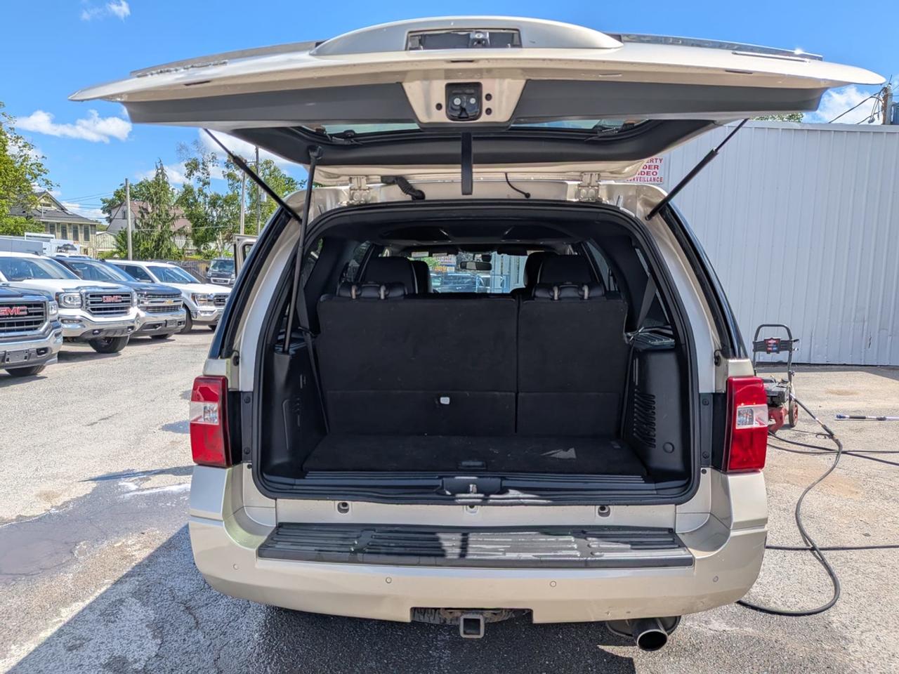 2017 Ford Expedition Limited  Photo