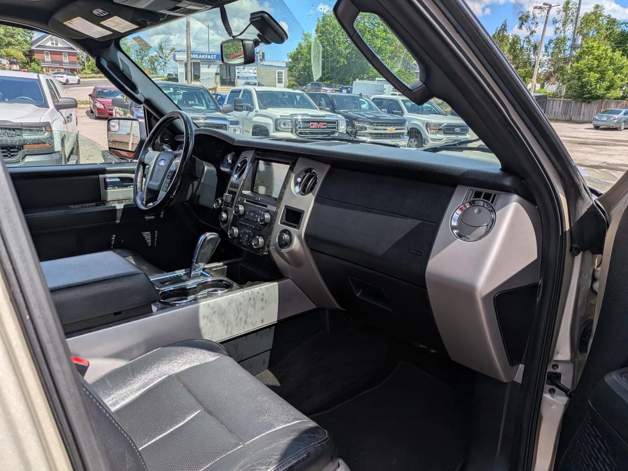 2017 Ford Expedition Limited  Photo